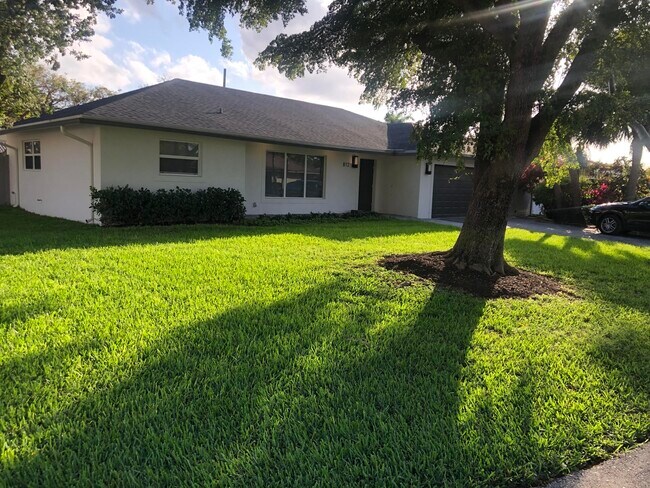 Building Photo - 812 Sevilla Dr