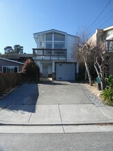 Building Photo - 671 Lily St