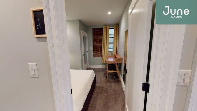 Foto del edificio - ROOM ONLY in 2-bed/1.0-bath Home