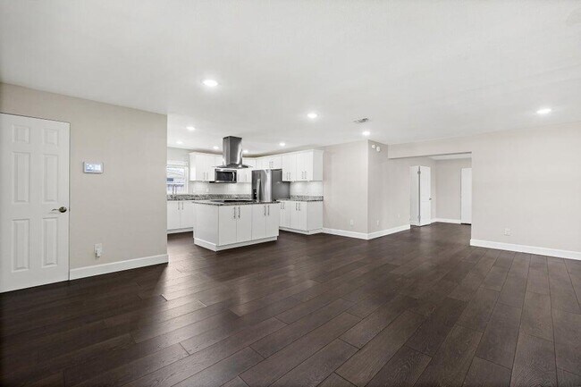 Building Photo - 940 Butia St