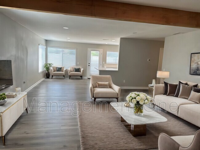 Building Photo - 9211 Delano Dr