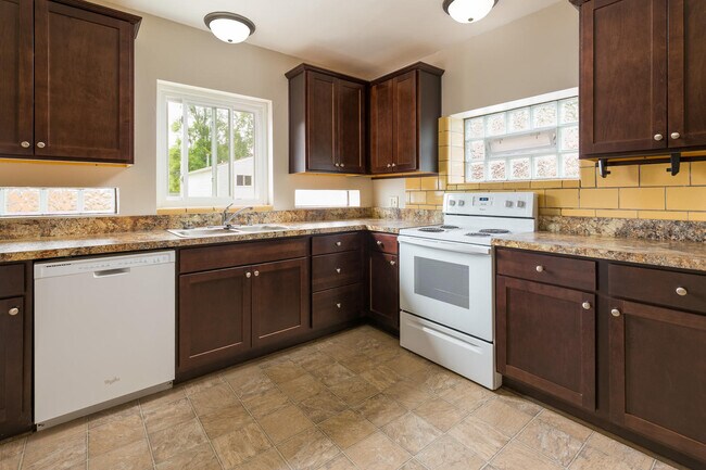 Foto del edificio - 313-313 Stoddard Ave