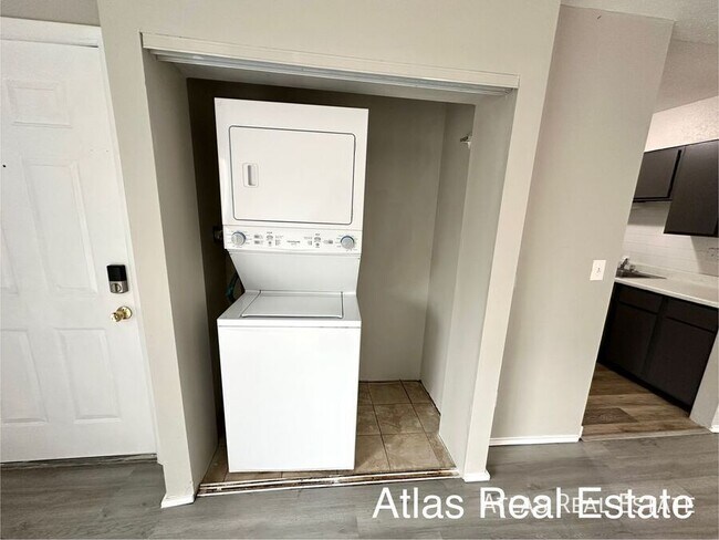 Building Photo - In Unit Washer/Dryer?! Private Patio?!