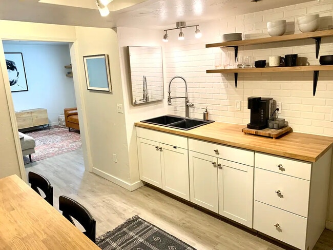 Cocina completa - 3440 S Walkup Dr