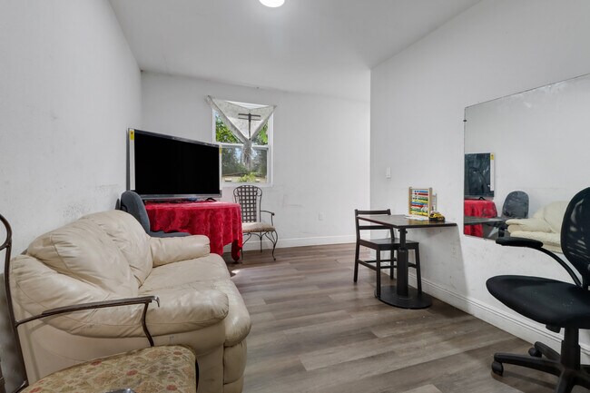 Building Photo - Sabal Ln