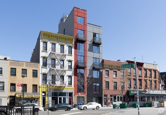 Building Photo - 475 Grand St