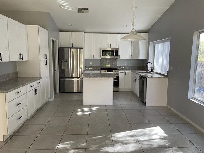Building Photo - 44295 Las Vistas Dr