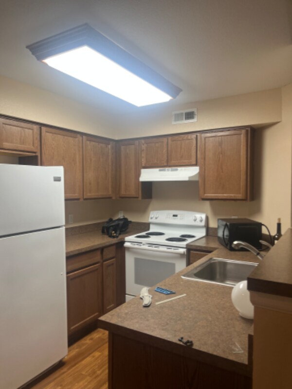 Building Photo - 8760 Corona St