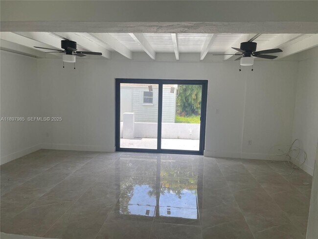 Foto del edificio - 4310 NW 182nd St