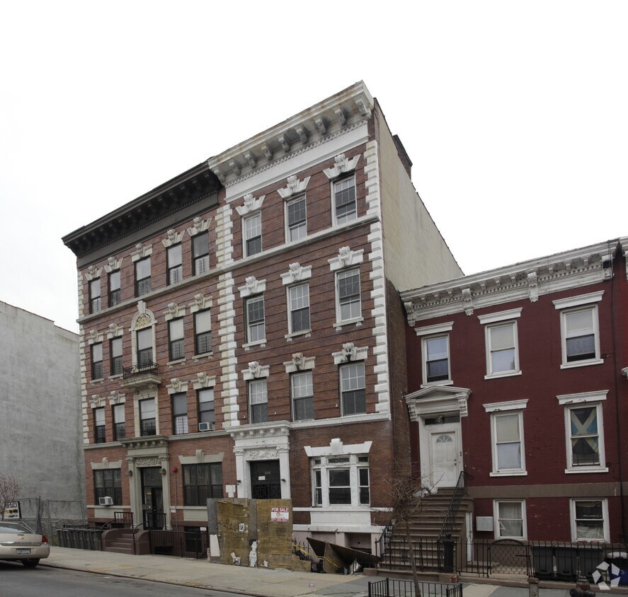 Foto principal - 241 Bainbridge St