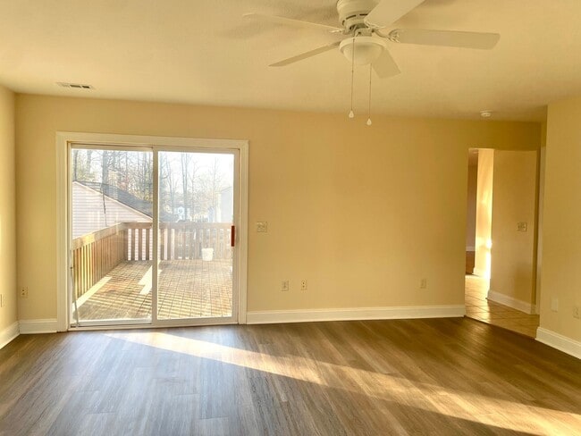 Building Photo - Spacious 4 Bedroom 2.5 Bath Home