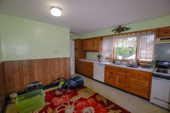 Building Photo - 159 Forest St