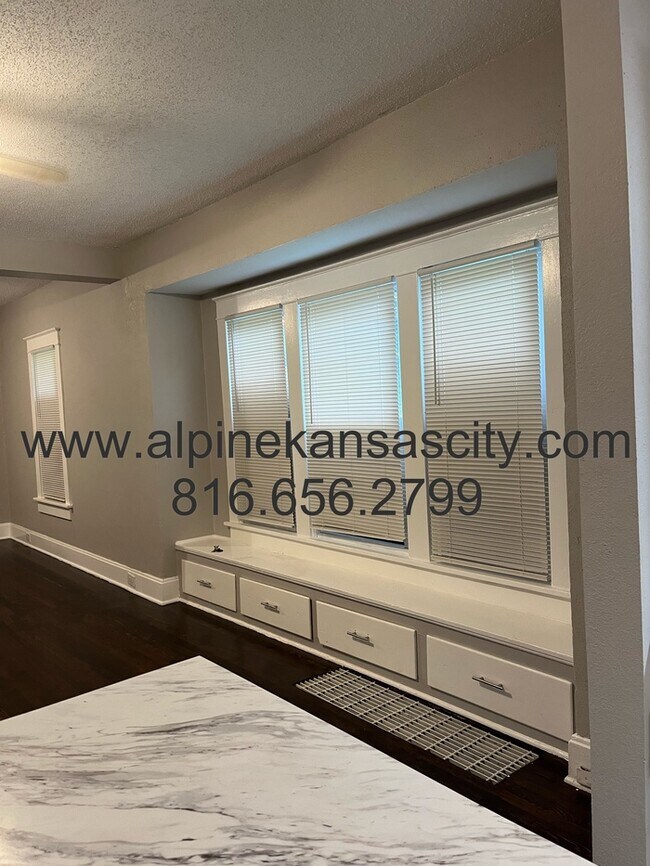 Foto del edificio - Updated Bungalow in Center District! Section 8 OK.