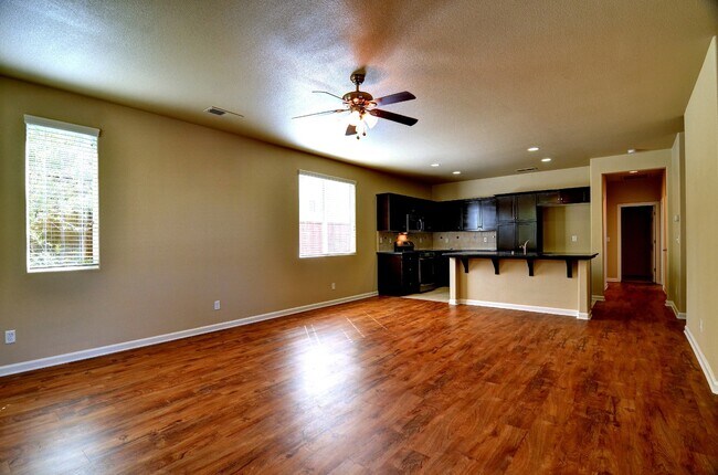 Foto del edificio - Fantastic 3 Bedroom/2 Bath Harlan Ranch Patio Home for Lease