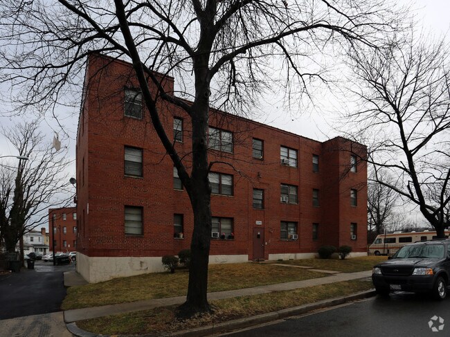Foto del edificio - 3392 Blaine St NE