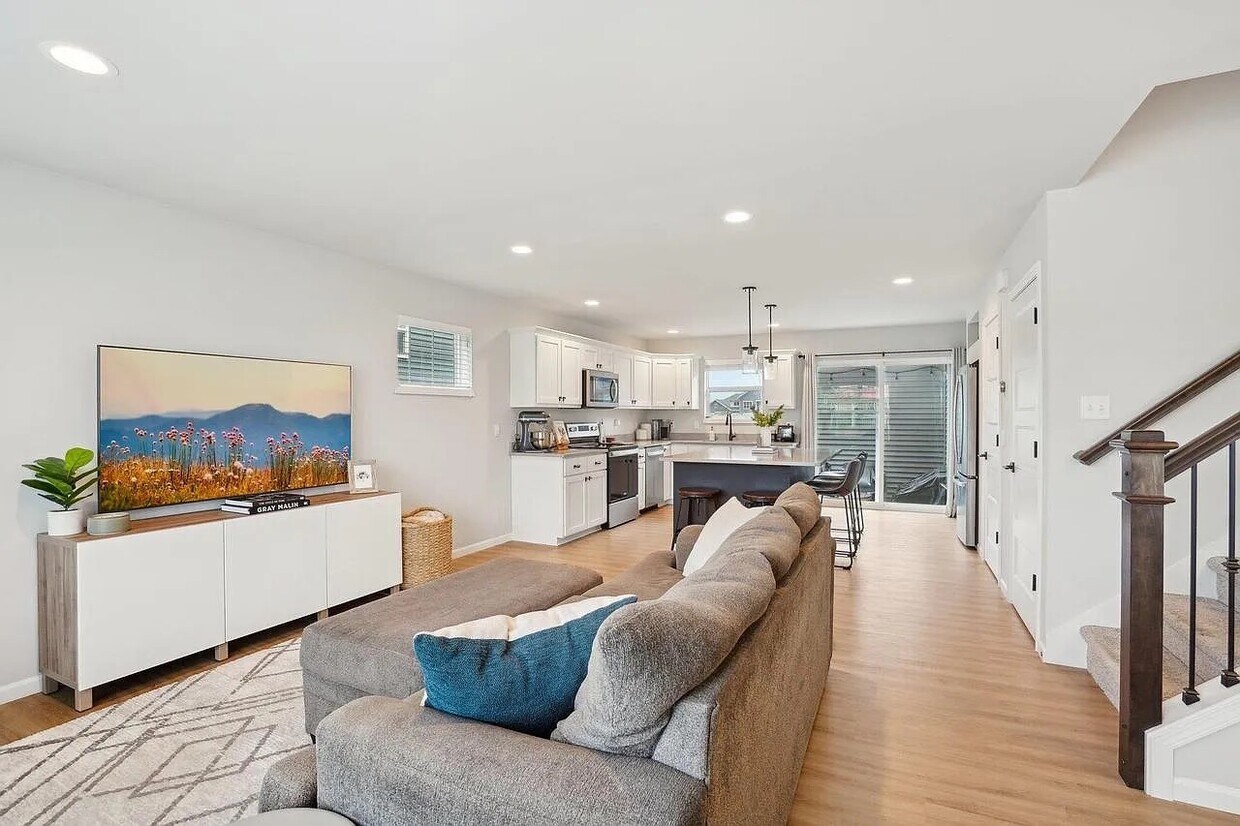 Foto principal - 637 Hillcrest Dr