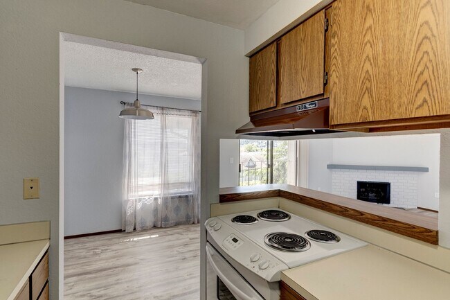 Foto del edificio - Charming 2-Bedroom Condo with Balcony – Pr...