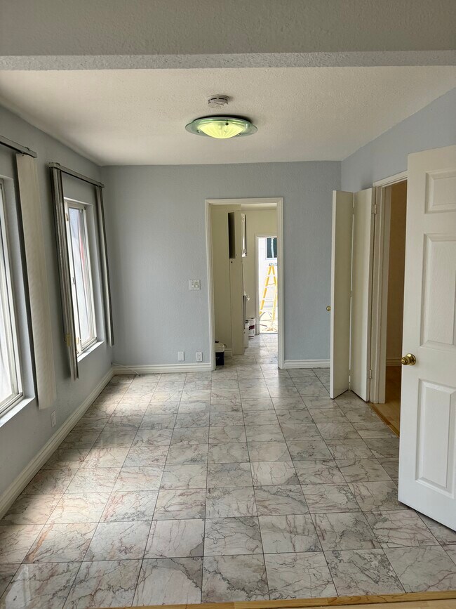 Comedor - 14933 Sylvan St