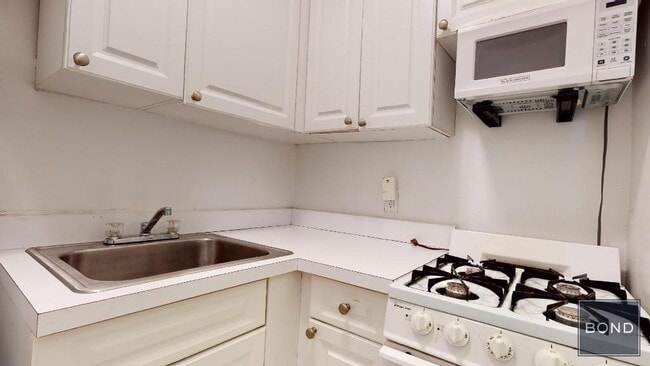 Building Photo - 324 E 83rd St