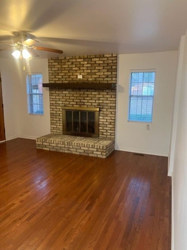 Building Photo - Charming 3 Bed 2 Bath Home in Northport Av...