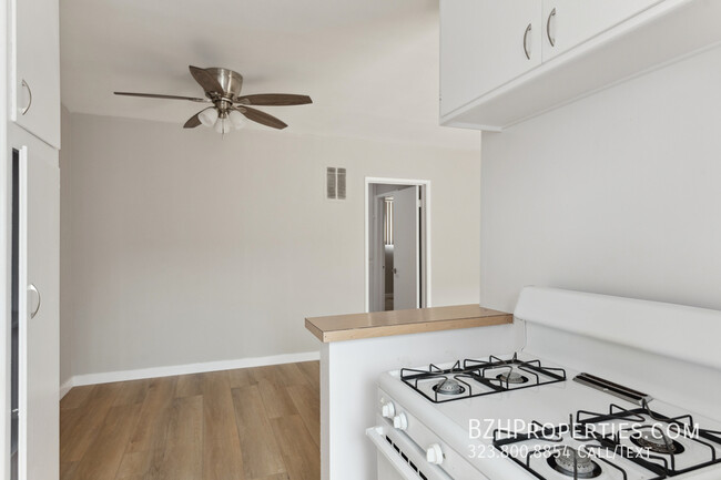 Building Photo - 1028 1/2 N Edinburgh Ave-#5