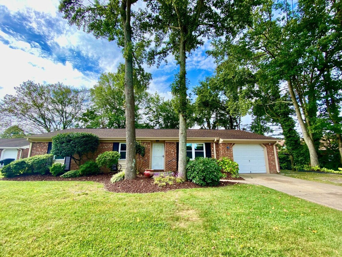 Foto principal - Charming Ranch-Style Home With Garage Avai...