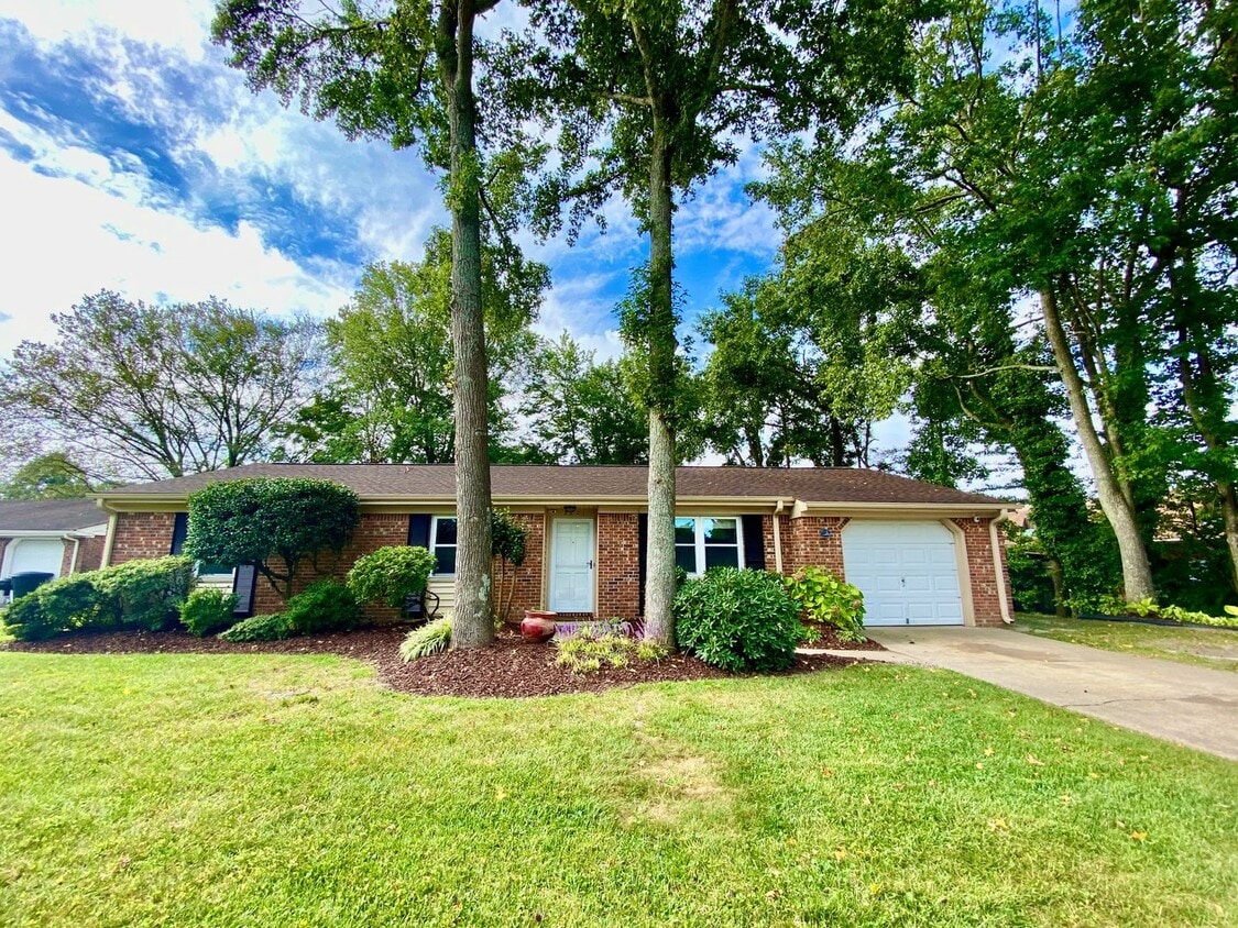 Primary Photo - Charming Ranch-Style Home With Garage Avai...
