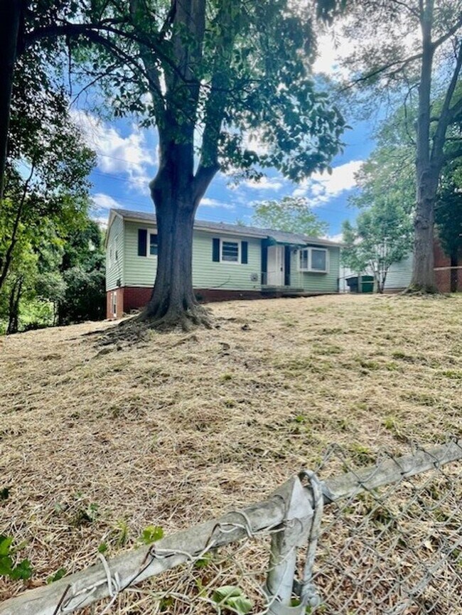 Foto del edificio - Spacious 5 Bedroom 2 Bath. This Home is Located in the Smallwood Community.