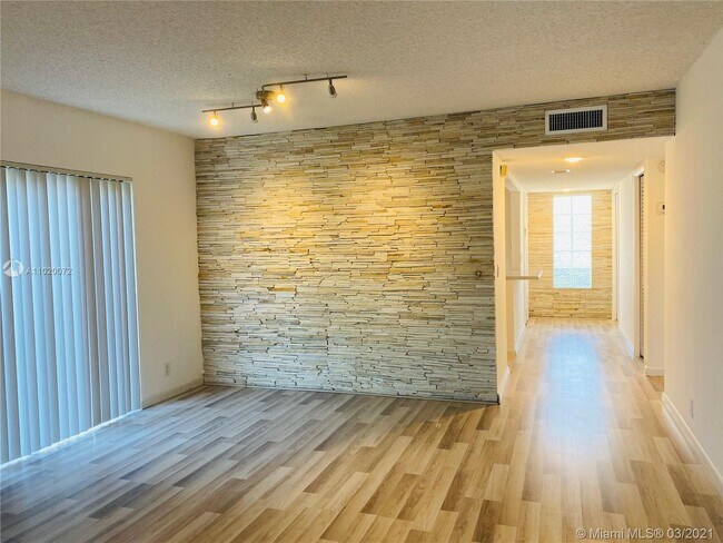Building Photo - 370 Racquet Club Rd