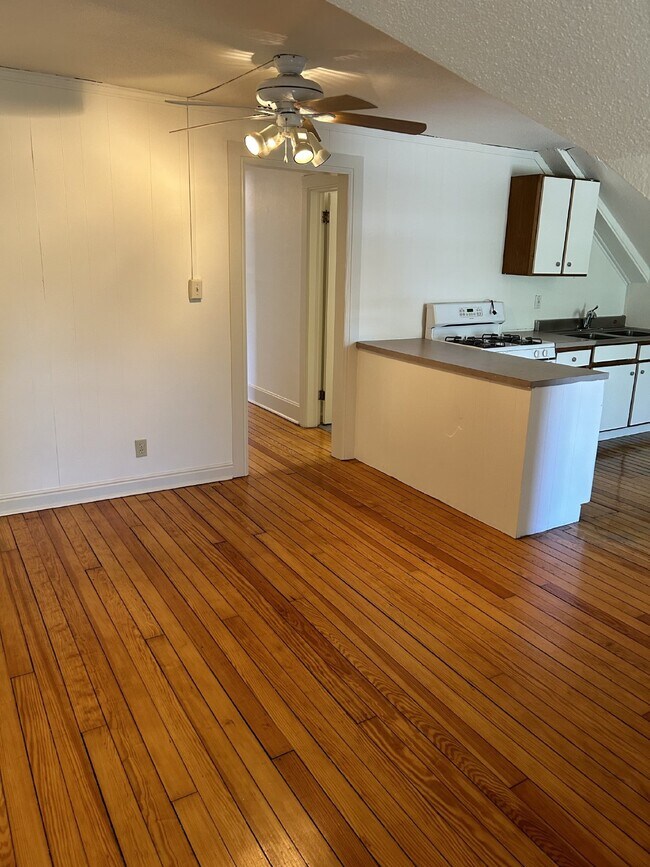Building Photo - "Charming 2-Bedroom Apartment in the Heart of Denver – Your Cozy Urban Retreat!"