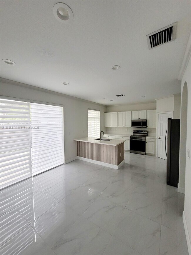 Foto del edificio - 5621 NW 112th Ct