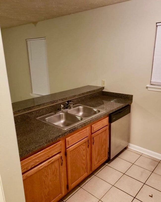 Photo - 2 Bedroom Off Richmond Road! ALL ELECTRIC! Apartment