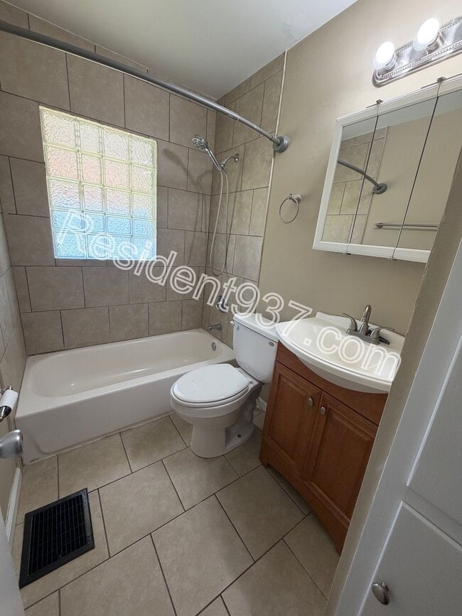 Building Photo - 3 Bed 1 Bath Home