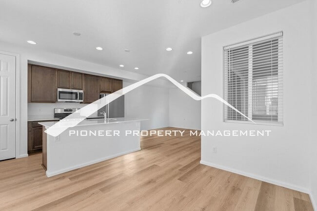 Foto del edificio - Fresh, Modern 3BR Home with AC, Washer/Dryer, 2-Car Garage and Water + Trash Included