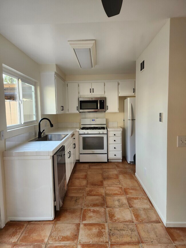 Cocina luminosa - 3614 Seacrest Way