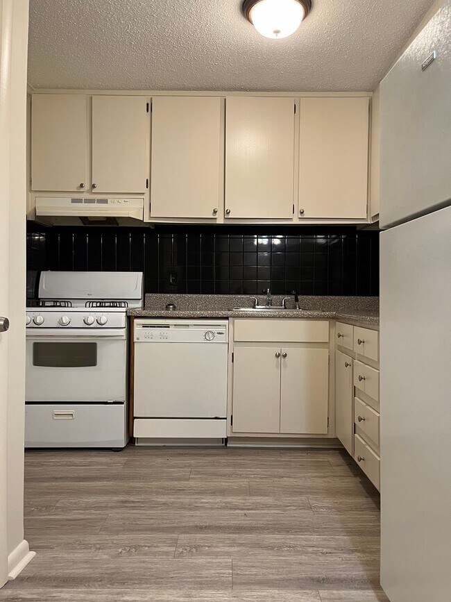 Foto del edificio - Newly Updated 1/1 Condo 1 Mile From Downtown Decatur!