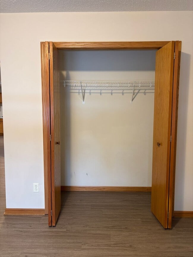 Building Photo - Great Single Level 2 Bedroom Townhome