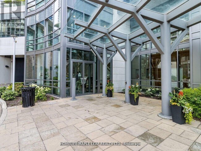Photo du bâtiment - 2240 Lake Shore Blvd W