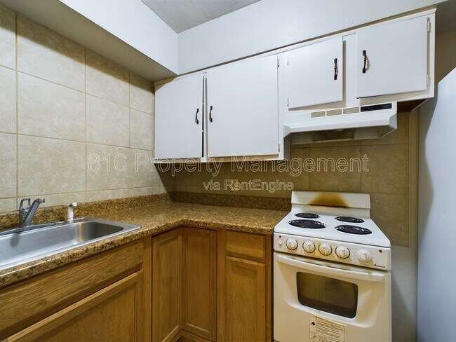 Foto del edificio - 15112 Bellaire Ave