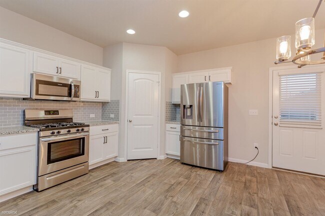 Foto del edificio - 3 br, 2.5 bath House - 13921 Heywood Dr
