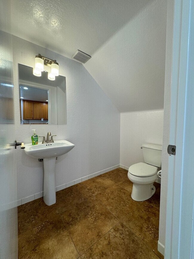 Foto del edificio - Remodeled 3 bedroom 2.5 bathroom townhouse