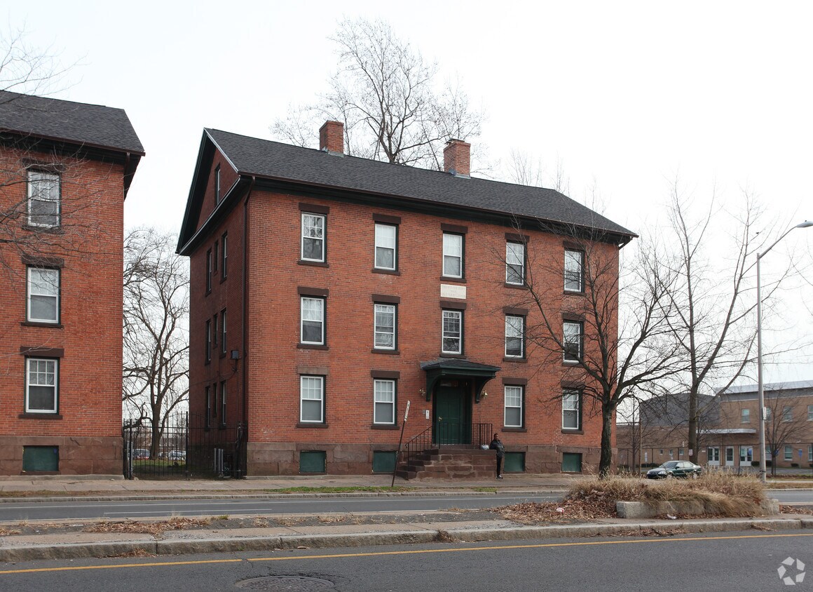 Building Photo - 1846-1860 Main St