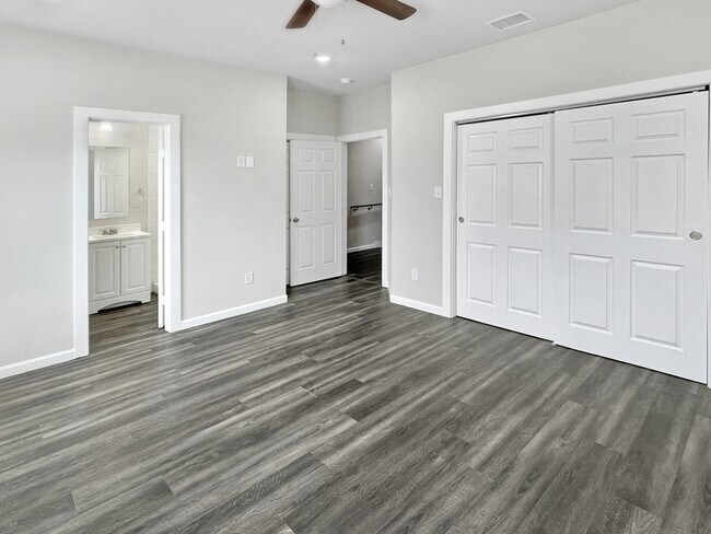 Building Photo - 3213 Chenault St