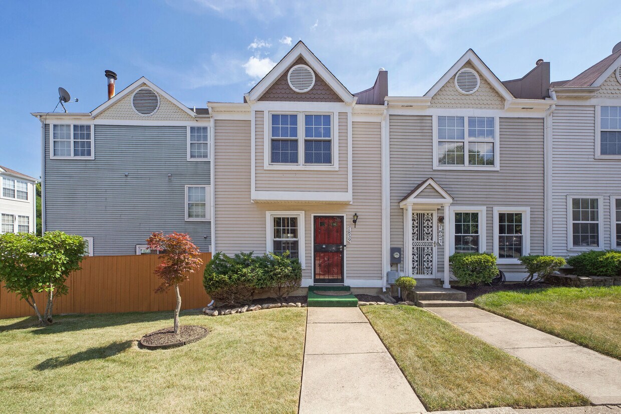 Foto principal - 1859 Channing St NE
