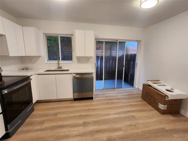 Building Photo - 2828 Coconut Ave