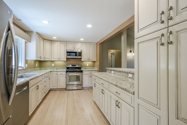 Building Photo - 5 Bedroom / 3 Bathroom House in Burlingame...