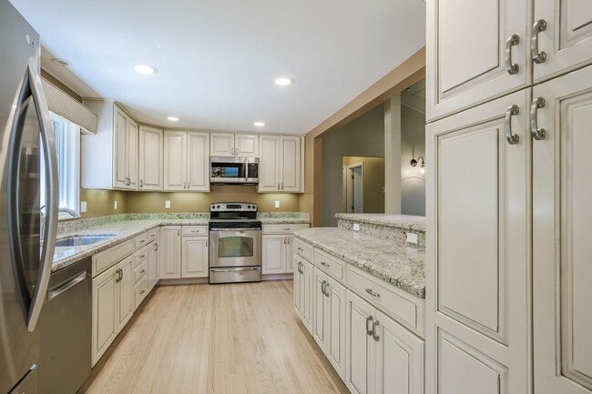 Foto del edificio - 5 Bedroom / 3 Bathroom House in Burlingame...