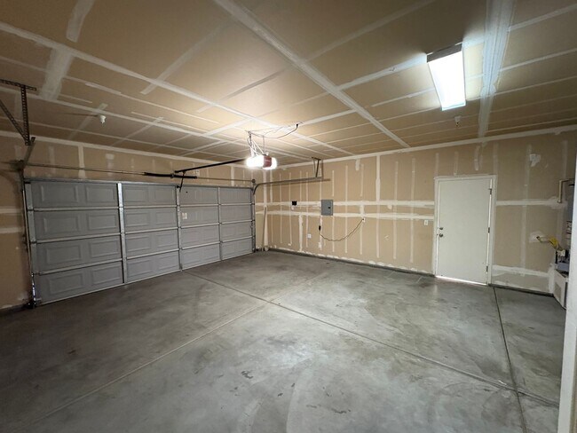 Foto del edificio - SE Visalia home Available Now!