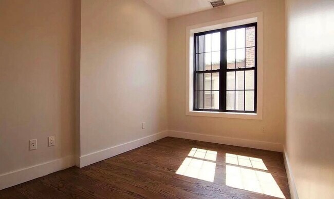 Foto del edificio - 854 Rogers Ave