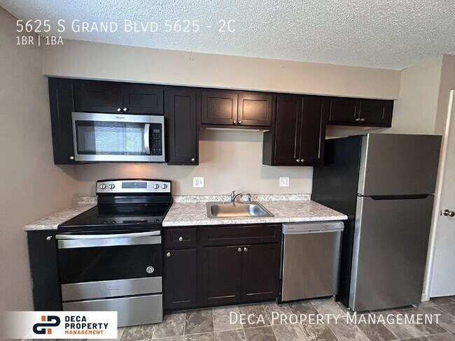 Foto del edificio - 5625 S Grand Blvd